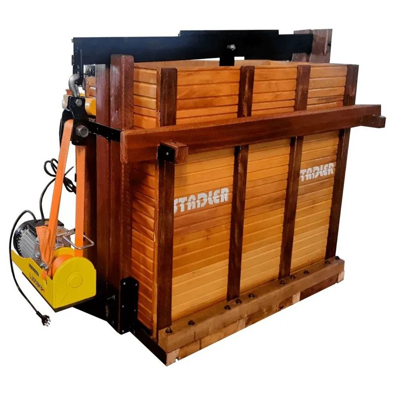 Prensa para Enfardar Fumo Stadler El trica de Madeira com Cinta - 202 0